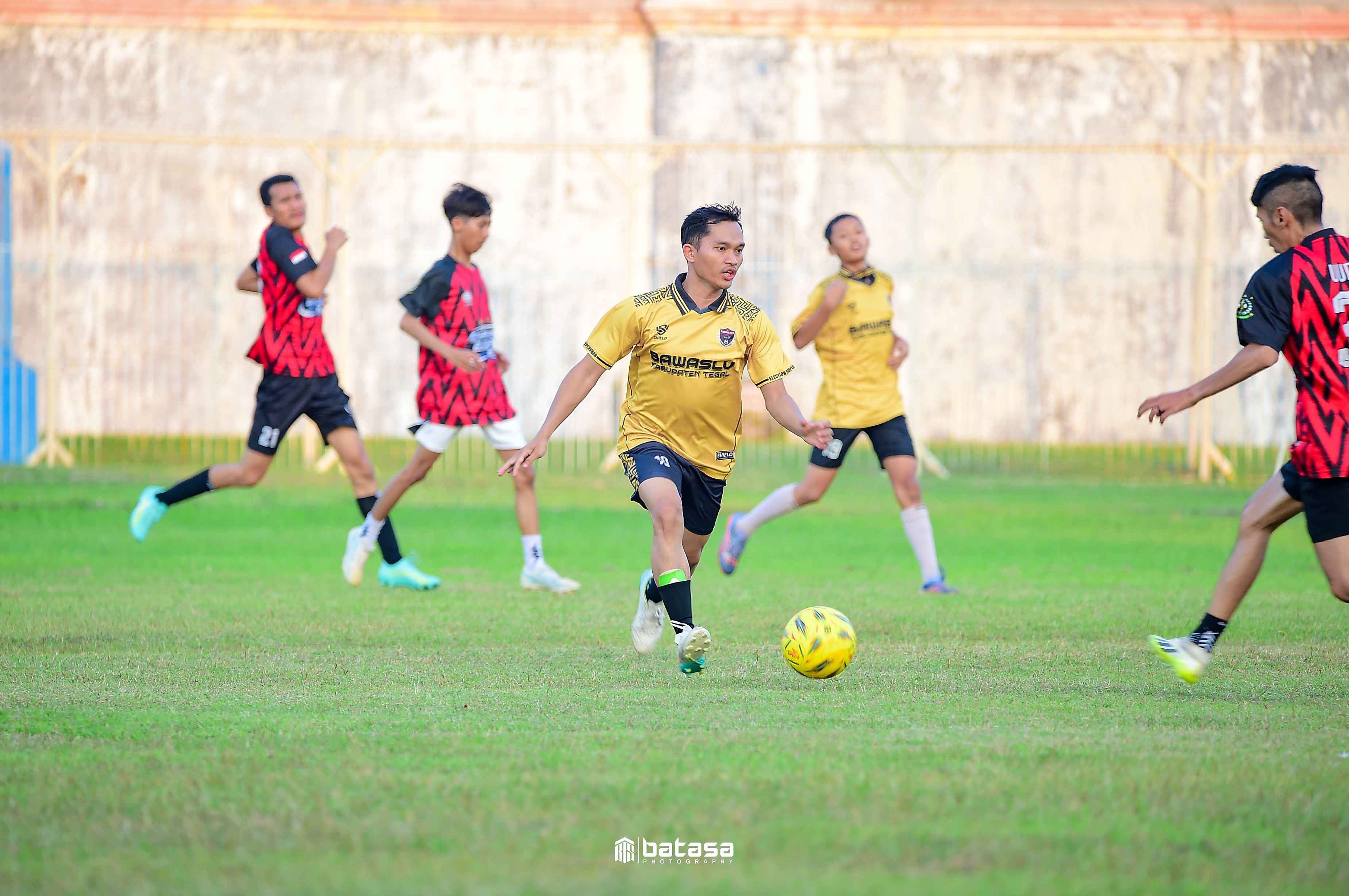 Pererat Kolaborasi, Bawaslu dan Kejaksaan Negeri Tegal Gelar Olahraga Bersama