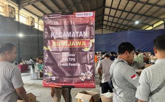 PANWASLU KECAMATAN BUMIJAWA AWASI PENGEPAKAN DAN PELIPATAN LOGISTIK UNTUK PEMILIHAN SERENTAK 2024