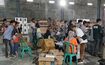 Bersama PKD, Panwaslu Kec. Bojong Awasi Pengepakan Logistik Di Gudang KPU