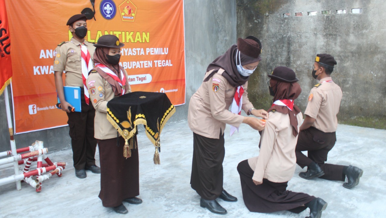 Awali Tahun 2022, Bawaslu Kabupaten Tegal bersama Saka Adhyasta Pemilu Kwartir Cabang Tegal Melantik Anggota SAKA Adhyasta Pemilu Gudep MAN 1 Tegal