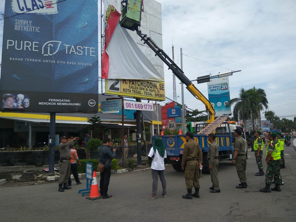 Bawaslu  Kabupaten Tegal Bredel 5525 Alat Peraga Kampanye