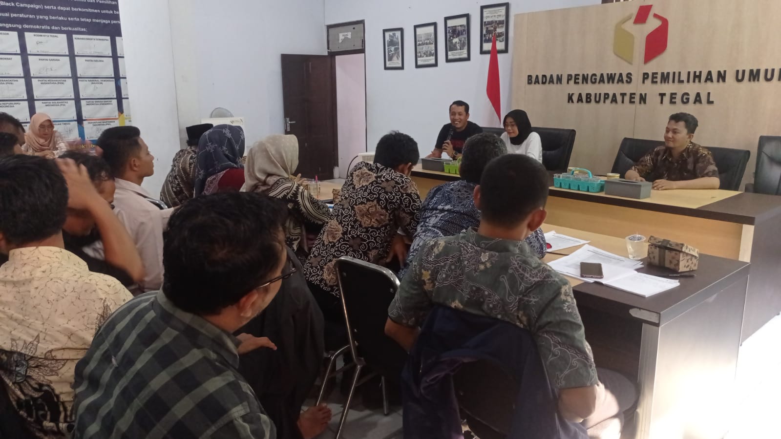 RAPAT – Bawaslu Kabupaten Tegal mengadakan Rapat Persiapan Pengawasan Coklit pada Pemilihan Serentak Tahun 2024