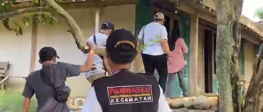 Komisioner Bawaslu Kabupaten Tegal Sri Anjarwati bersama jajarannya saat melakukan uji petik pelaksanaan Coklit di Pedukuhan Kaliampel Desa Wotgalih, Senin, 15 Juli 2024