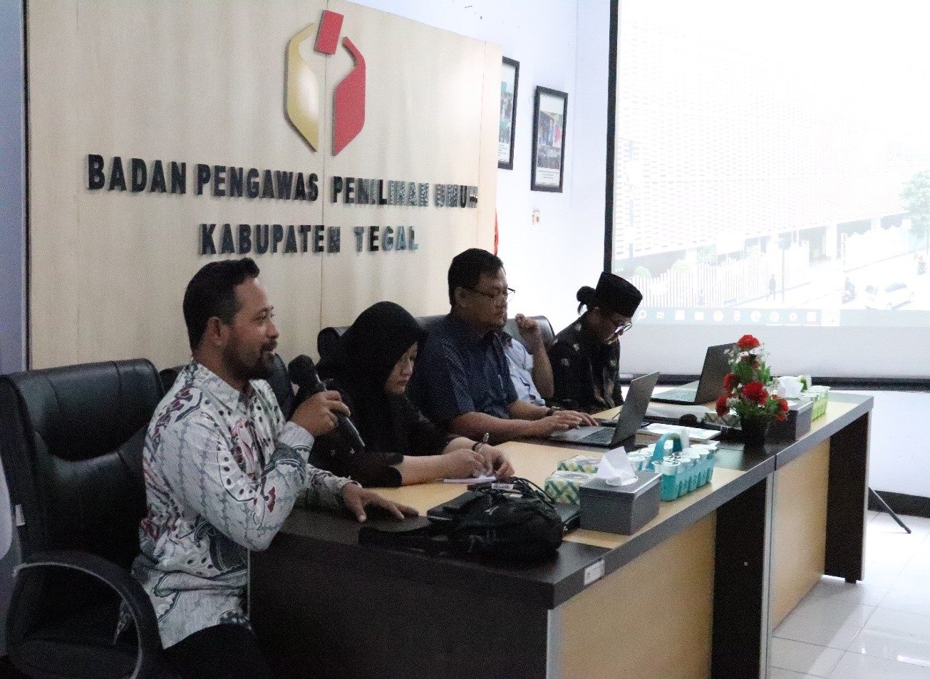 Anggota Bawaslu Kab. Tegal Divisi SDMO & Diklat membuka acara Rapat Penyusunan Buku SDM Pengawas Adhoc Pemilu 2024.