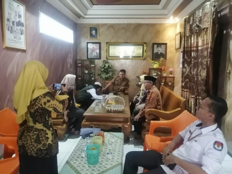 Panwaslu Kecamatan Bojong pada hari senin 24 juni 2024 melakukan pengawasan Coklit (Pencocokan dan Penelitian) oleh petugas Pantarlih di rumah Camat Bojong