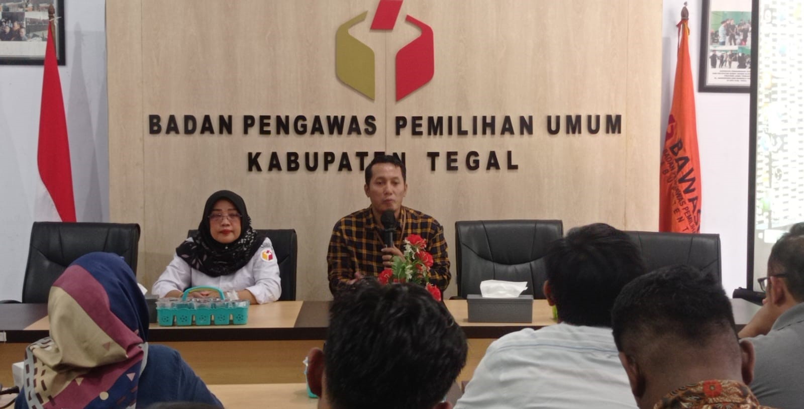 Ketua Bawaslu Kab Tegal memberikan sambutan dalam Rapat Pengawasan Coklit Data Pemilih, Rabu 10 Juli 2024.