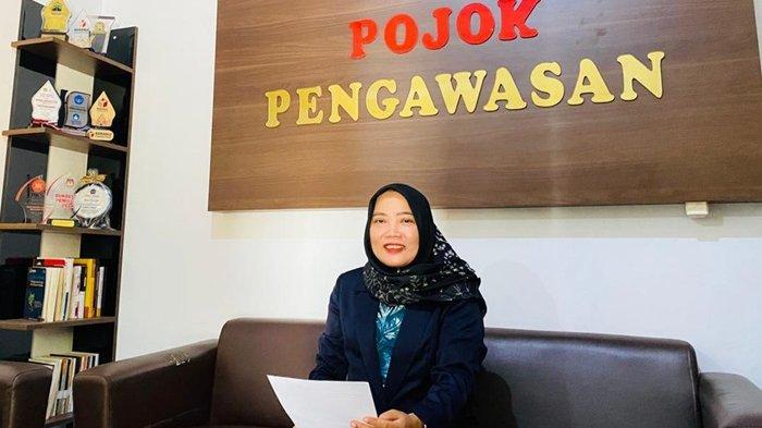 Koordinator Divisi Pencegahan, Partisipasi Masyarakat, dan Hubungan Masyarakat Bawaslu Kabupaten Tegal Sri Anjarwati, saat ditemui wartawan di Ruang Pojok Pengawasan Bawaslu setempat, Jumat (28/6/2024) sore. 