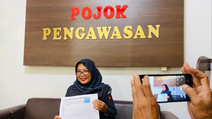 Koordinator Divisi Pencegahan, Partisipasi Masyarakat, dan Hubungan Masyarakat Bawaslu Kabupaten Tegal Sri Anjarwati, saat ditemui wartawan sekaligus menunjukkan data hasil temuan selama proses Pencocokan dan Penelitian atau Coklit. Berlokasi di Kantor Bawaslu setempat, pada Senin (5/8/2024). 