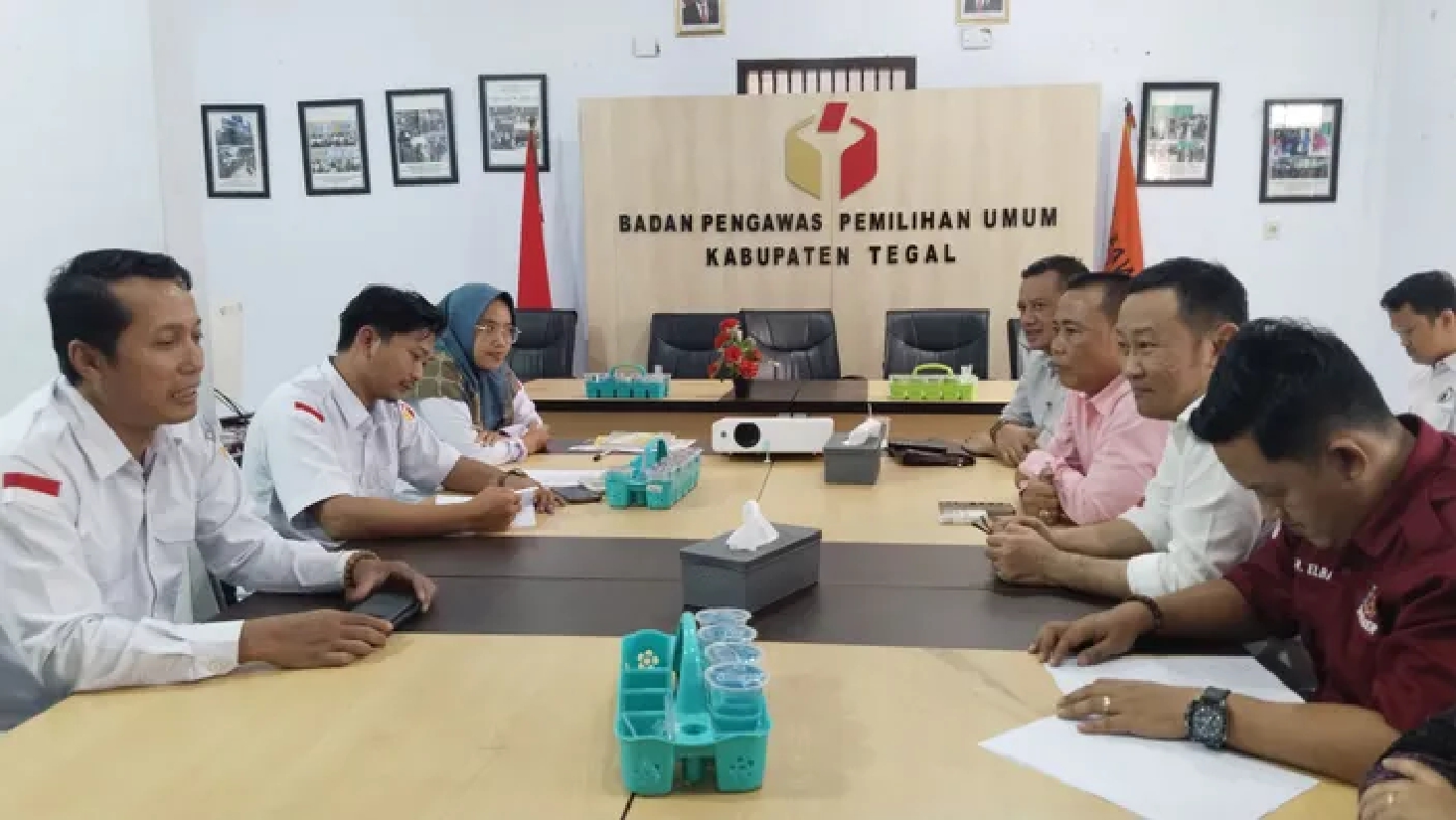 Bakal Calon Bupati Tegal jalur perseorangan, H. Muhammad Mumin saat mengajukan permohonan penyelesaian sengketa Pilkada 2024  ke Bawaslu Kabupaten Tegal, Rabu, 31 Juli 2024.