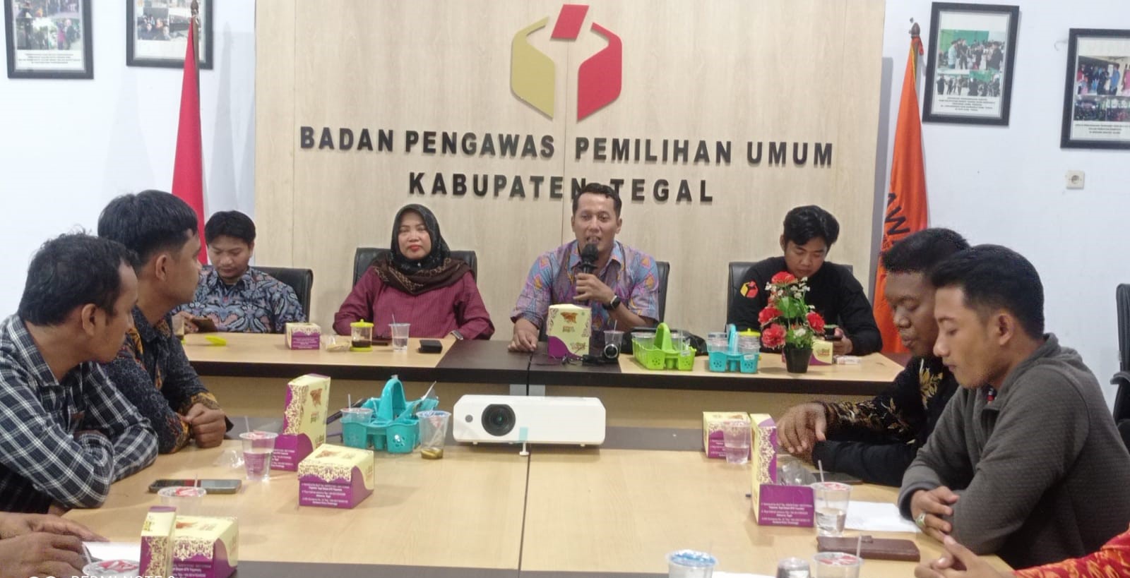 Ketua Bawaslu Kabupaten Tegal memberikan sambutan dalam kegiatan Validasi Data Laporan Coklit dan Persiapan Pengawasan Penyusunan Daftar Pemilih Hasil Pemutakhiran (DPHP) Pemilihan Tahun 2024.