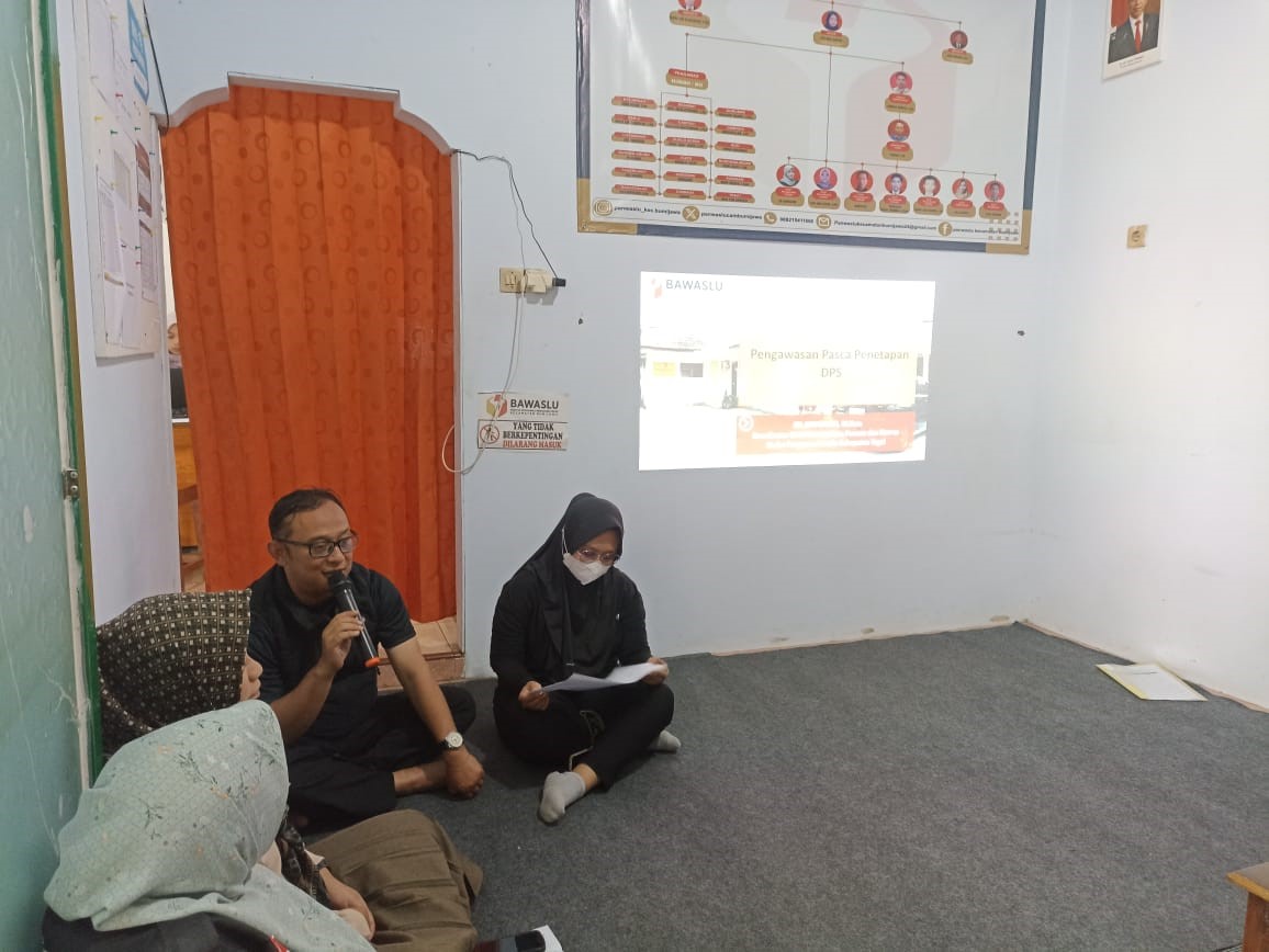 RAPAT – Panwaslu Kecamatan Bumijawa mengadakan Rapat Kerja Teknis Pengawasan DPSHP pada Pemilihan Serentak Tahun 2024, 24 Agustus 2024.