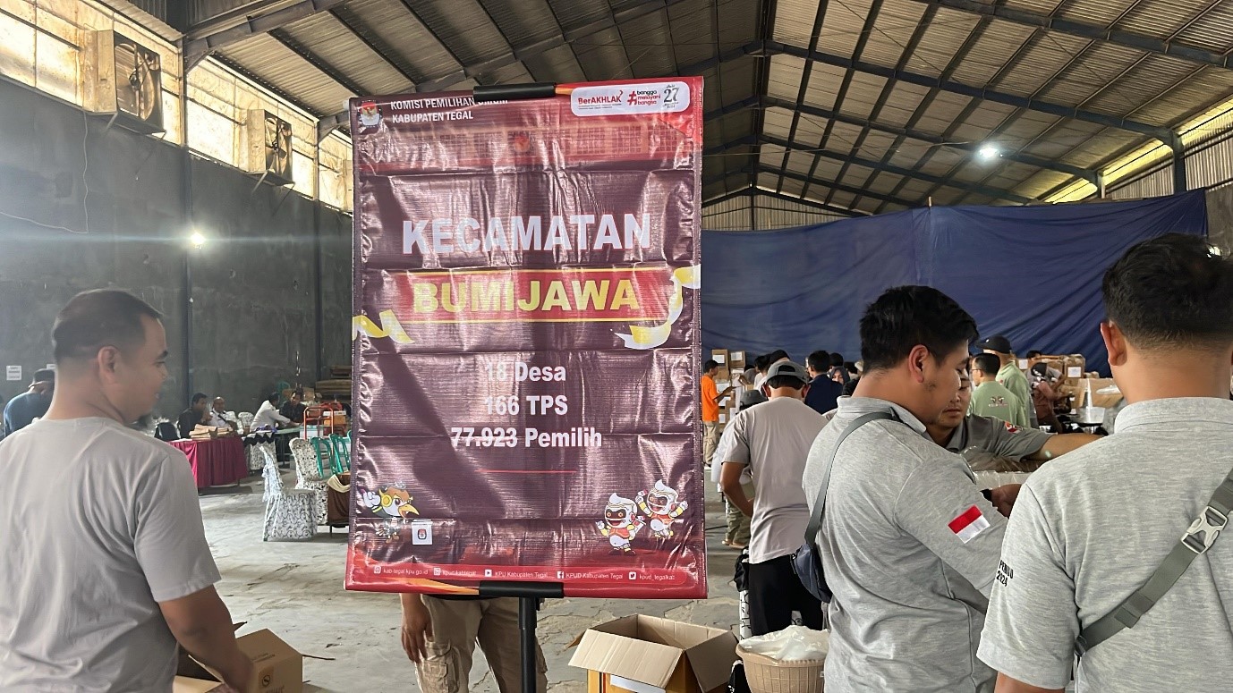 PANWASLU KECAMATAN BUMIJAWA AWASI PENGEPAKAN DAN PELIPATAN LOGISTIK UNTUK PEMILIHAN SERENTAK 2024