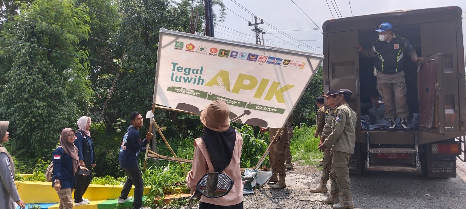 Panwaslucam Lebaksiu dan PPK Lebaksiu Bersinergi Bersihkan Alat Peraga Kampanye di Masa Tenang