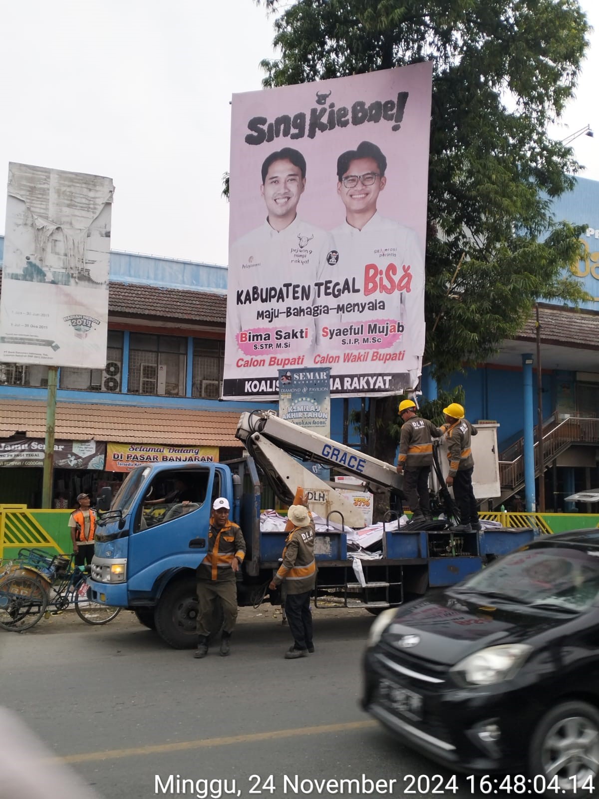 PANWASLUCAM ADIWERNA BERSAMA PKD DAN PTPS MELAKSANAKAN GIAT PEMBERSIHAN ALAT PERAGA KAMPANYE PILKADA SERENTAK 2024