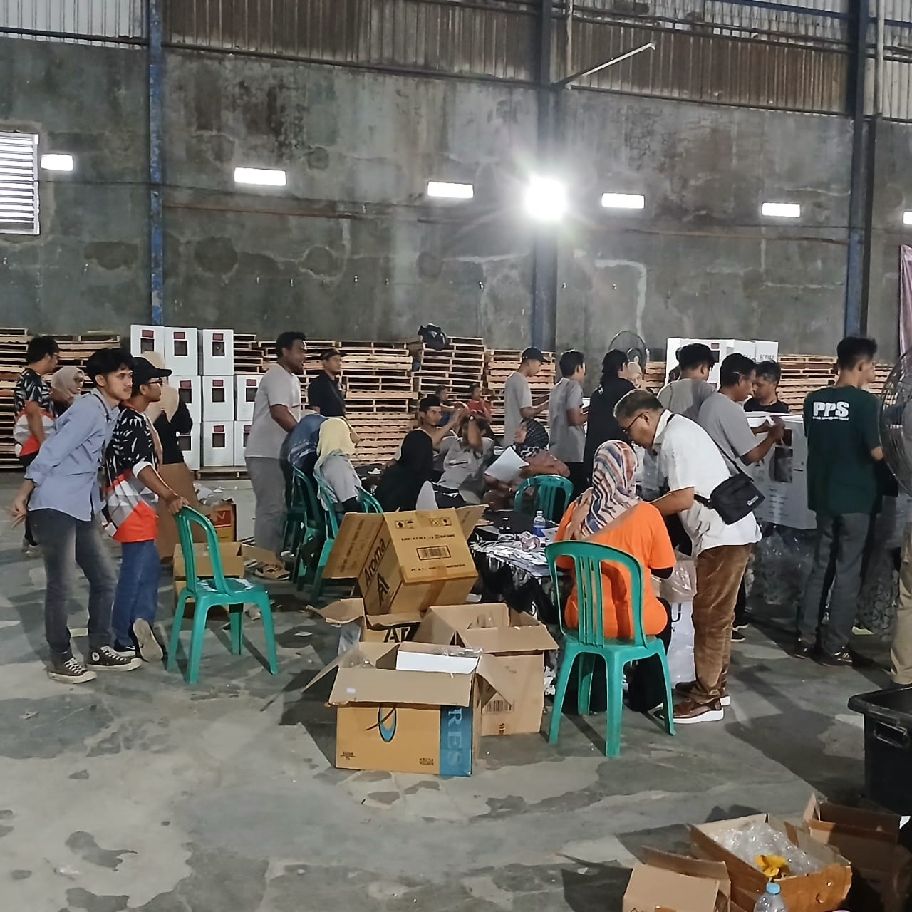 Bersama PKD, Panwaslu Kec. Bojong Awasi Pengepakan Logistik Di Gudang KPU