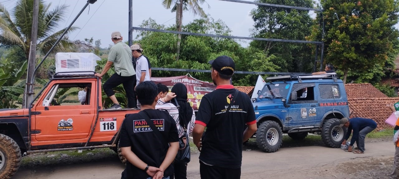 Didampingi Pimpinan Bawaslu Kabupaten Tegal, Panwaslu Kecamatan Jatinegara Melakukan Pengawasan Pendistribusian Logistik ke Daerah Terpencil di Kecamatan Jatinegara