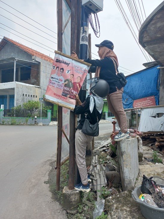 MASA TENANG KAMPANYE PILKADA TAHUN 2024, APK DI WILAYAH KECAMATAN SLAWI MULAI DIBERSIHKAN