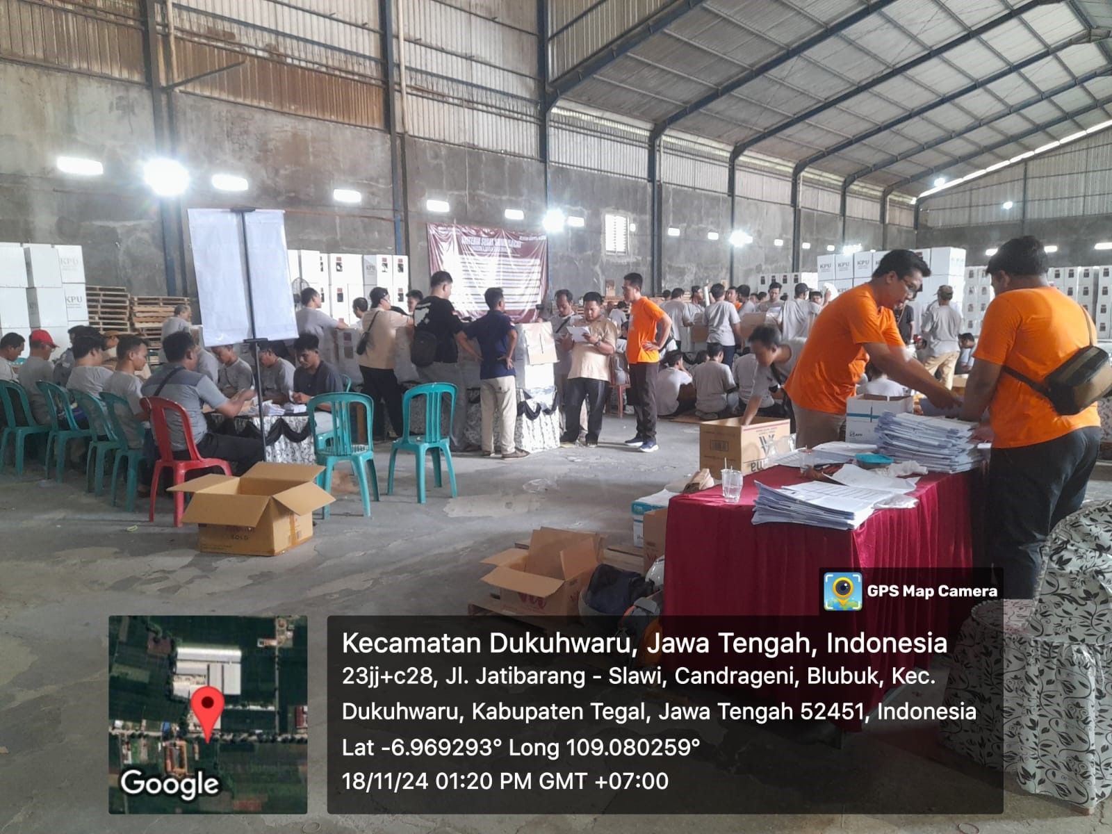 Panwaslucam Talang Pastikan Keamanan Logistik Pilkada 2024 dengan Pengawasan Pengepakan Surat Suara