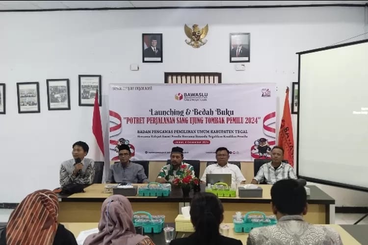 Peluncuran buku yang berjudul Potret Perjalanan Sang Ujung Tombak Pemilu 2024 Bawaslu Kabupaten Tegal (Dok)