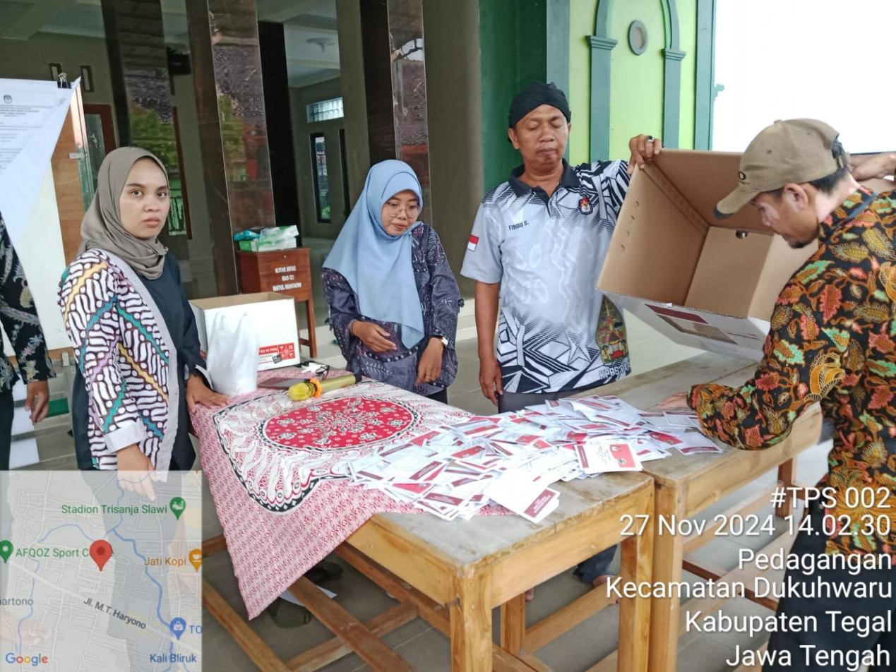 Hujan menggeser logistik TPS 02 Desa Pedagangan Ke Halaman Masjid