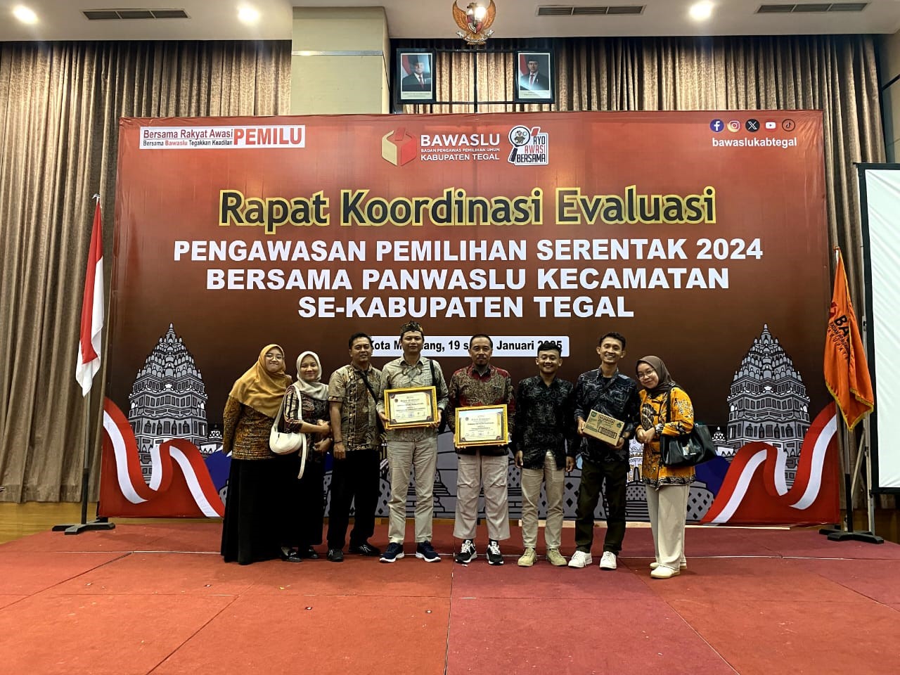 Panwascam Balapulang Berhasil Menyabet Dua Penghargaan Dalam Rapat Koordinasi Evaluasi Pengawasan Tahapan Pemilihan Serentak Tahun 2024.