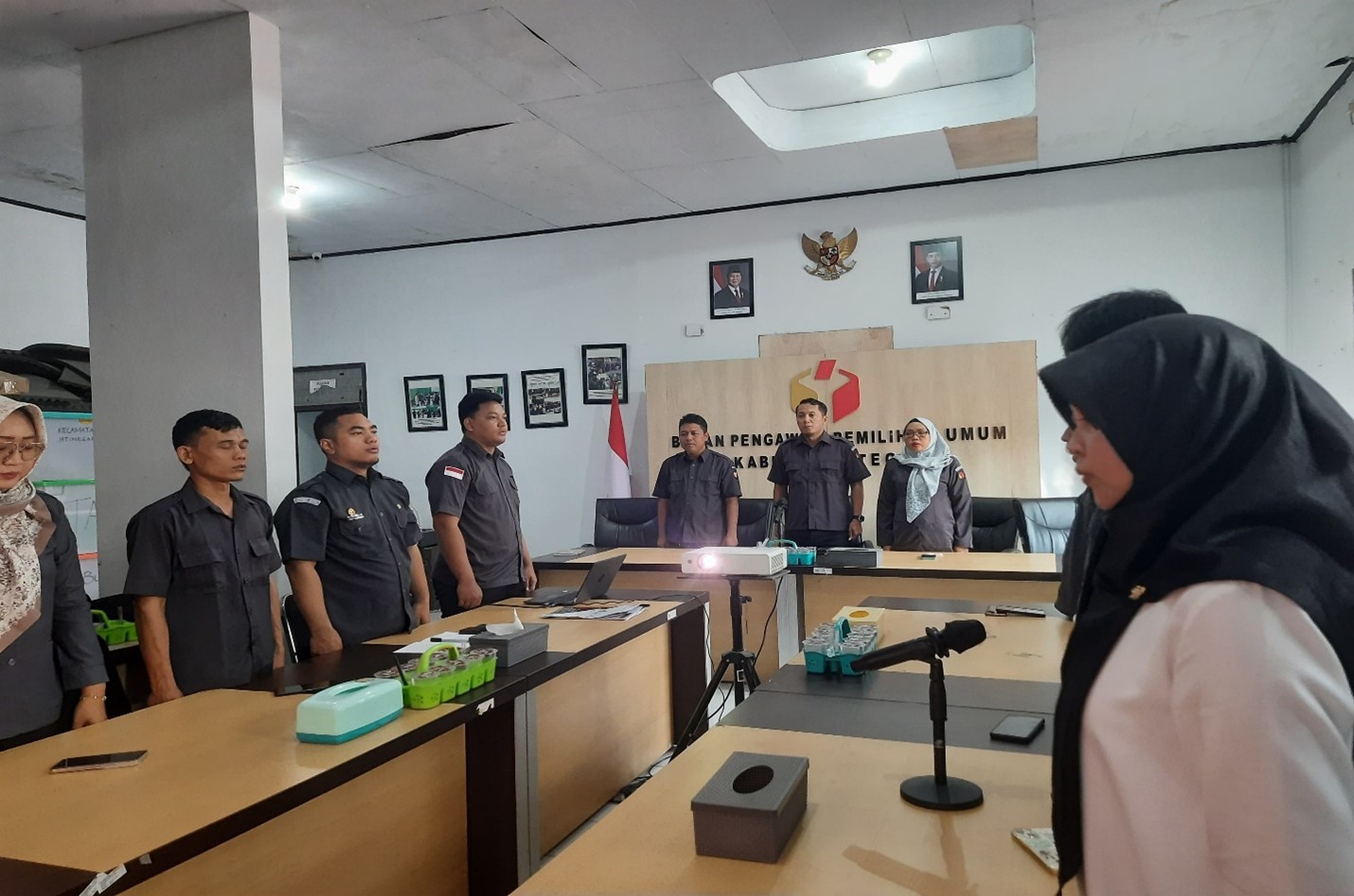 Bawaslu Kabupaten Tegal Bahas Review SAQ Monev KIP 2025 dalam Rapat Internal
