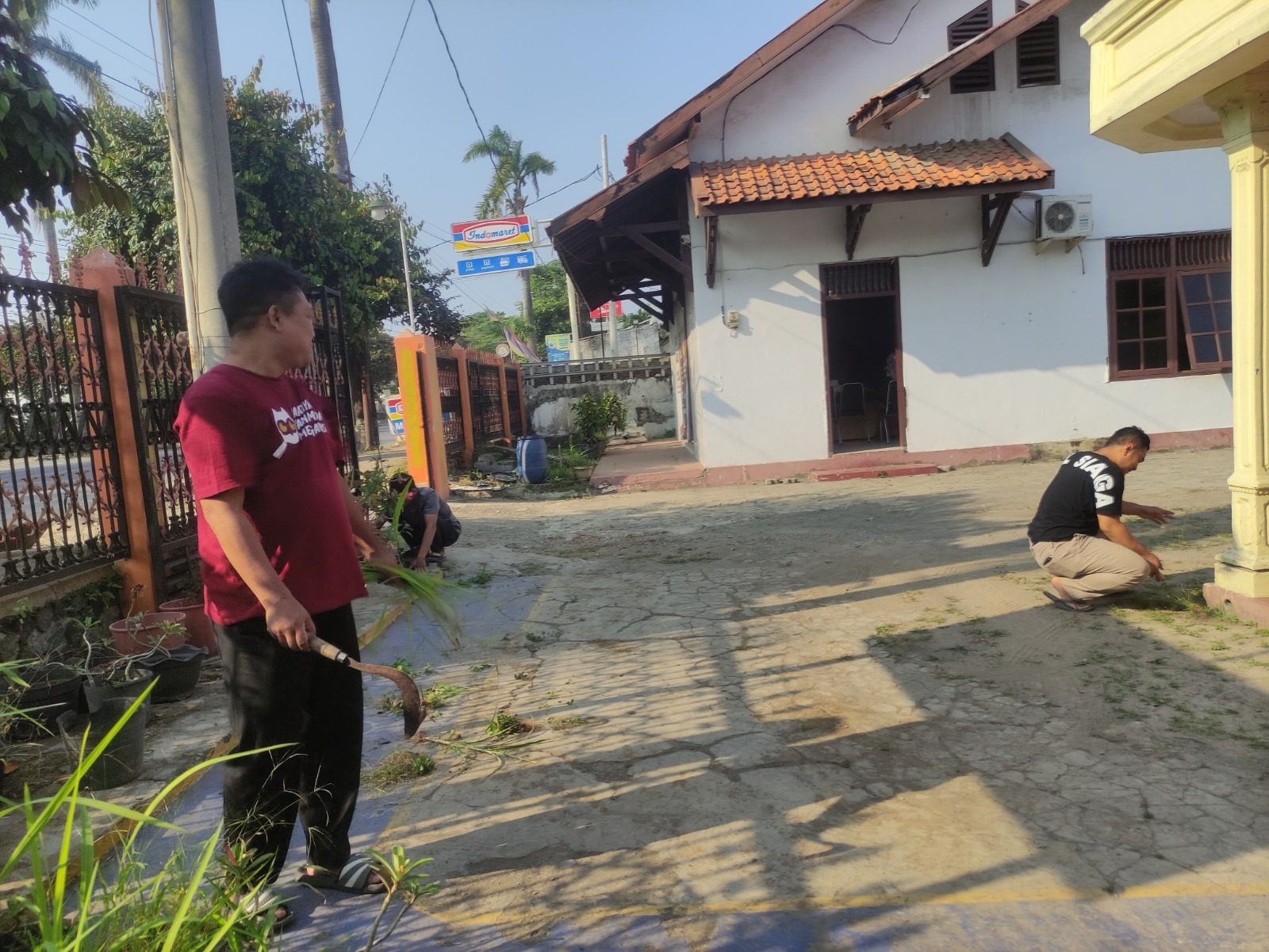 Bawaslu Kabupaten Tegal Gelar Kegiatan Jumat Bersih di Halaman Kantor