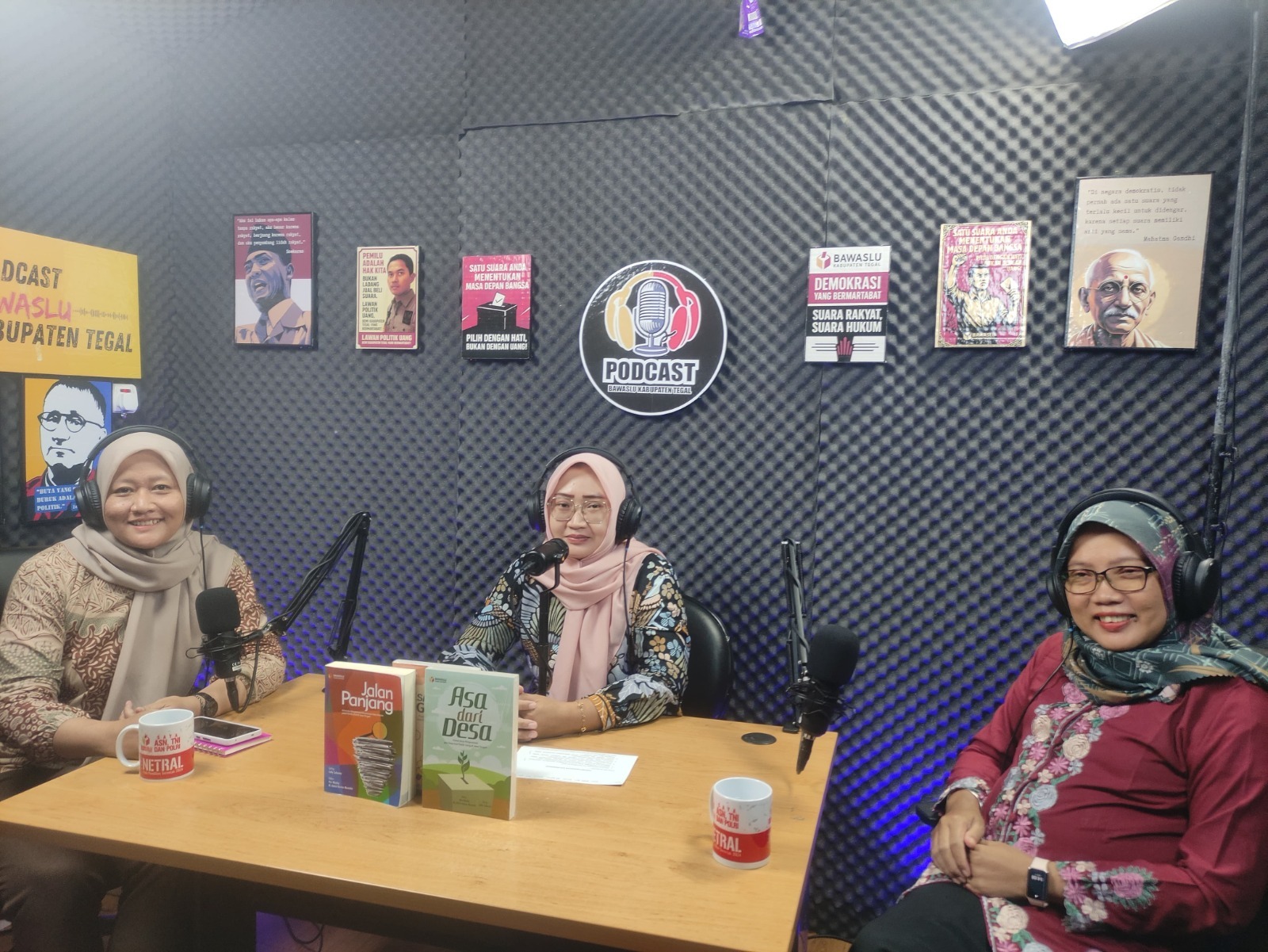 Bawaslu dan KPU Kabupaten Tegal Gelar Podcast Kolaboratif Bertema “Perempuan & Demokrasi”
