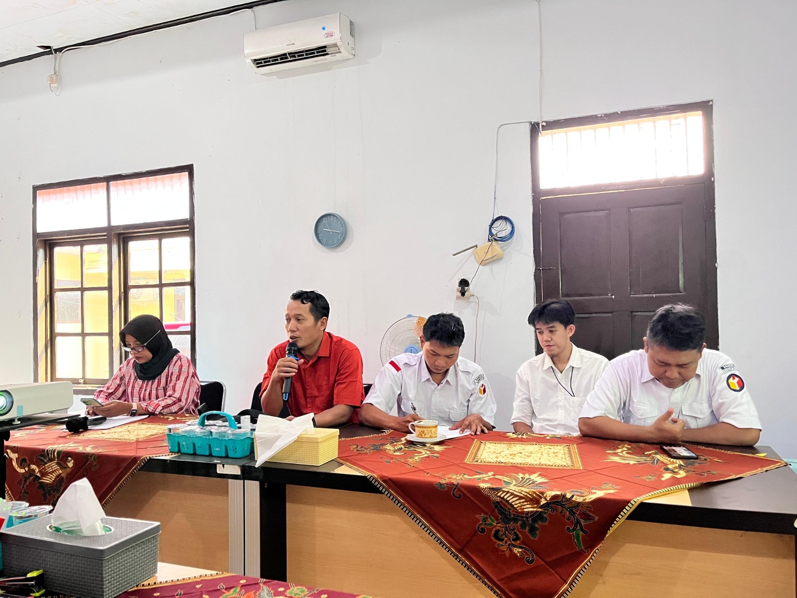Bawaslu Kabupaten Tegal Gelar Rapat Pleno Bahas Persiapan Kegiatan "Bawaslu Go to School" di SMK Negeri 1 Slawi
