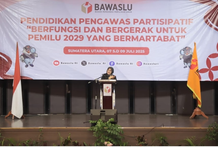 Anggota Bawaslu Lolly Suhenty saat membuka Kick-Off P2P dengan tema 'Berfungsi dan Bergerak untuk Pemilu 2029 yang Bermartabat' pada Senin (7/7/2025)/Foto: Publikasi dan Pemberitaan Bawaslu