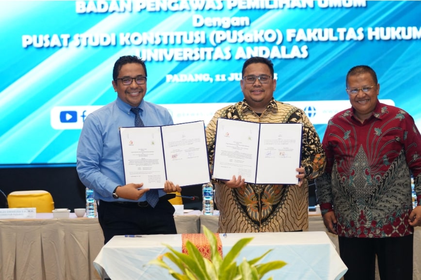 Ketua Bawaslu Rahmat Bagja saat Penandatangan Nota Kesepahaman Bawaslu dan Pusat Studi Konstitusi Fakultas Hukum Universitas Andalas di Padang, Jumat (11/7/2025).