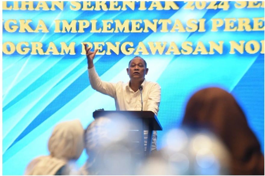 Anggota Bawaslu Totok Hariyono saat memberikan arahan dalam kegiatan Evaluasi Pengawasan Pemilu dan Pemilihan Serentak 2024 serta Penyusunan Kerangka Implementasi Perencanaan dan Program Pengawasan Non-Tahapan, Jumat (11/7/2025) malam di Padang, Sumatra Barat.