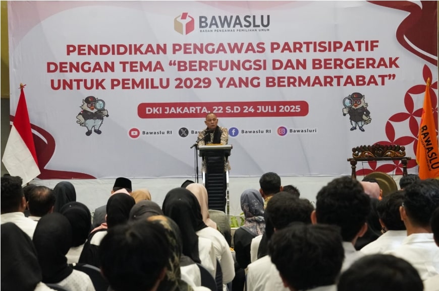 Anggota Bawaslu Totok Hariyono saat membuka Pendidikan Partisipatif dengan tema Berfungsi dan Bergerak untuk Pemilu 2029 yang Bermartabat, di Jakarta, Selasa malam, (22/7/2025).