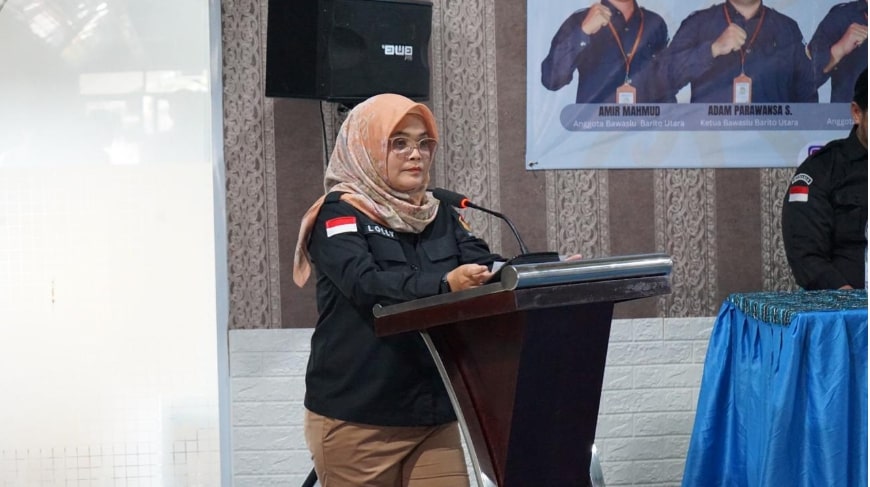 Anggota Bawaslu Lolly Suhenty Memberikan Sambutan Pada Kegiatan Penguatan Kapasitas Pengawas Pemilu Ad Hoc, Muara Teweh(23/7/2025)