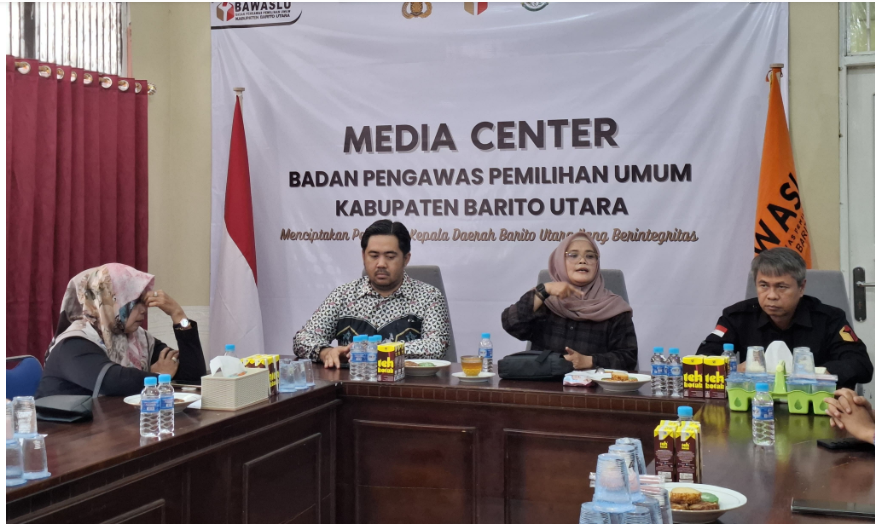 Anggota Bawaslu RI Lolly Suhenty dan Ketua Bawaslu Barito Utara Adam Parawansa di Kantor Bawaslu Barito Utara melakukan pengecekan kesiapan pemungutan suara ulang, Jumat (25/7/2025).