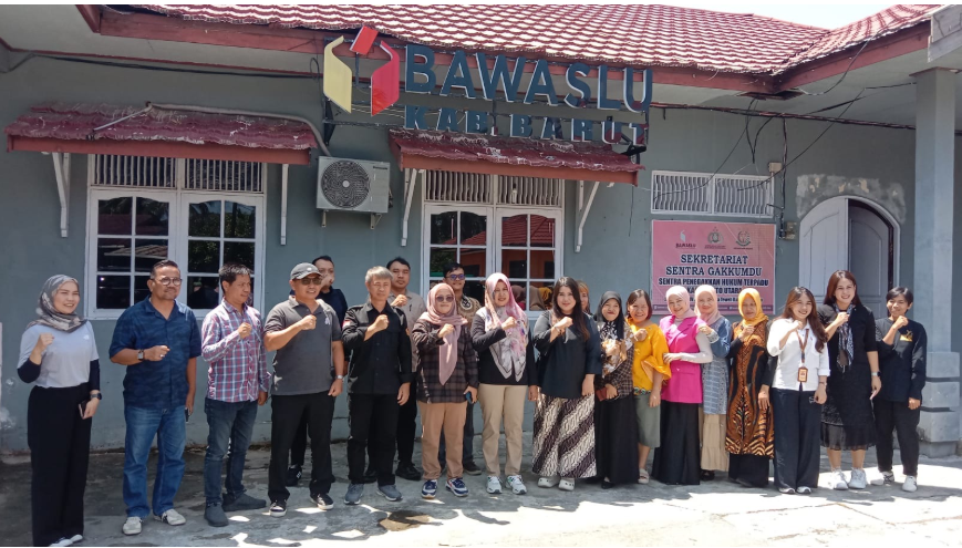 Foto bersama Anggota Bawaslu RI dan keluarga besar Bawaslu Barito Utara, di Kantor Bawaslu Kabupaten Barito Utara, Hari Jumat (25/7/2025).