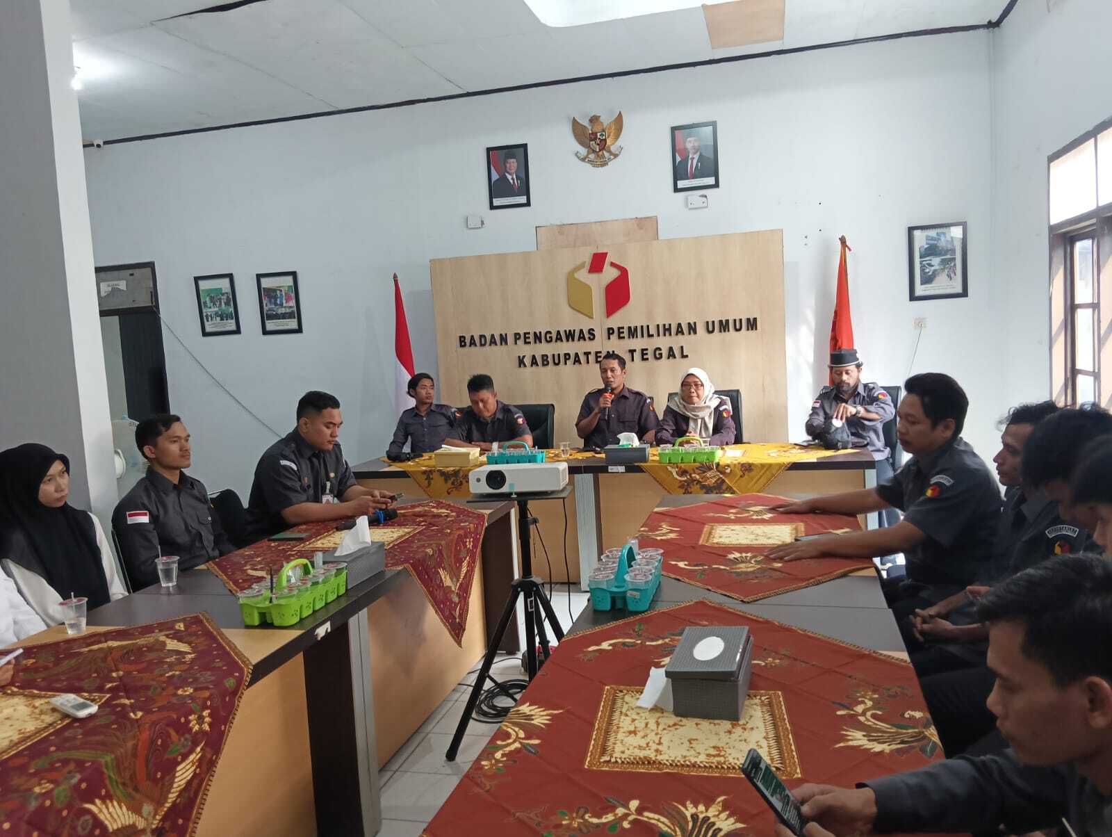 Bawaslu Kabupaten Tegal Gelar Rapat Internal Bahas Persiapan Pemeriksaan BPK dan Penguatan Kinerja Kehumasan