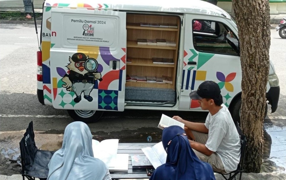 Bawaslu Kabupaten Tegal Hadir di Alun-Alun Hanggawana Slawi, Edukasi Warga Melalui Mobil Pojok Pengawasan