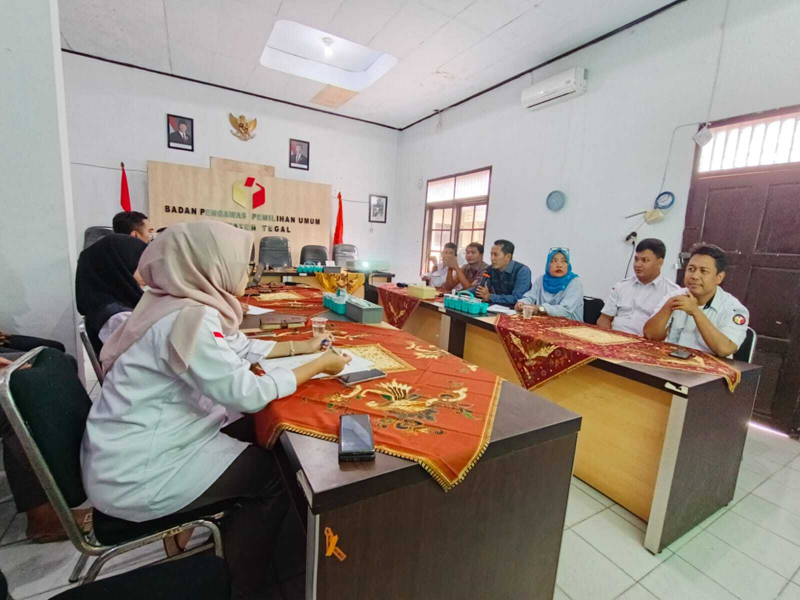 Merayakan Kemerdekaan Lewat Nada dan Narasi: Bawaslu Tegal Gaet Seniman untuk Podcast Spesial 17 Agustus