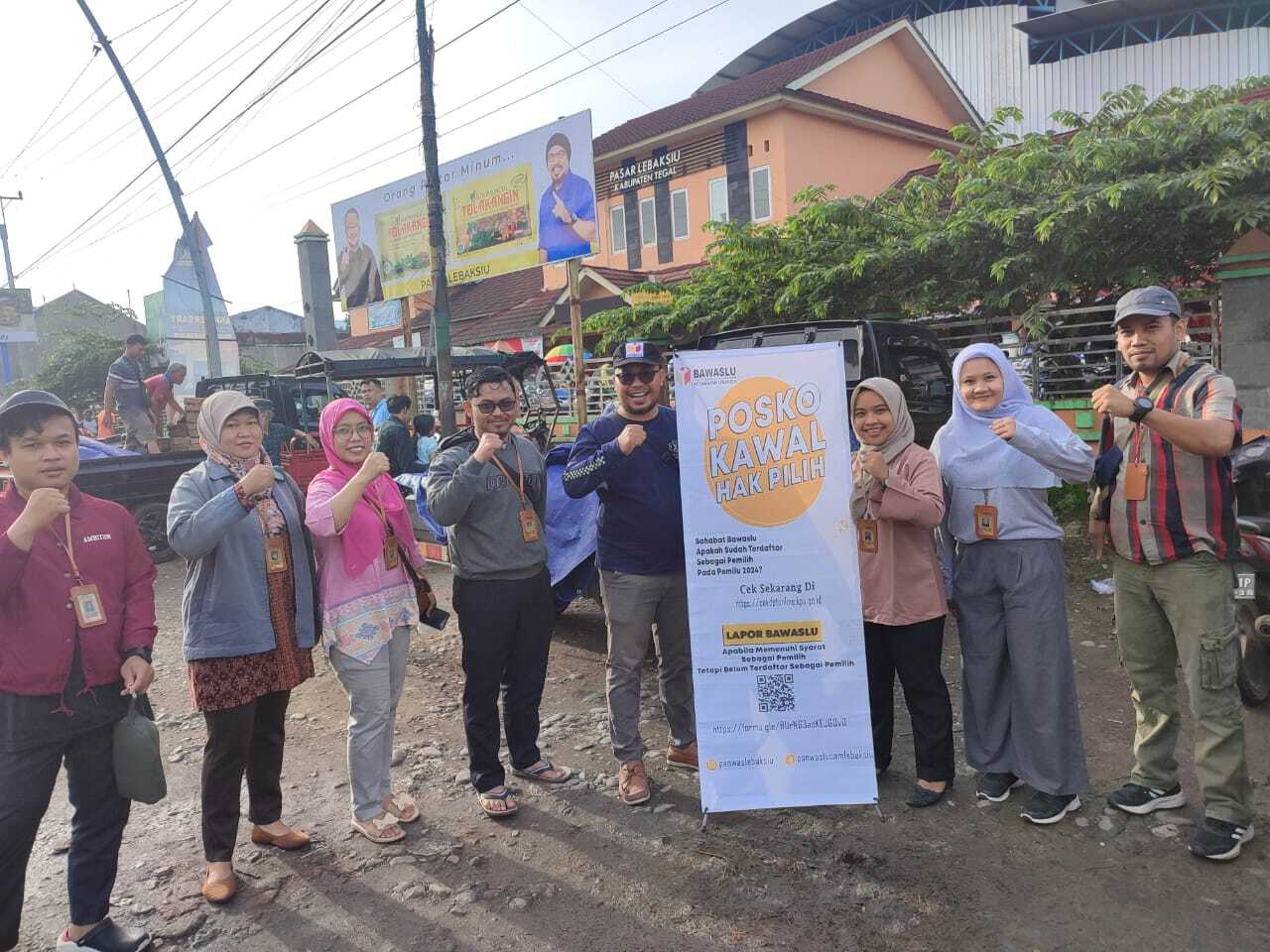 Panwaslu Kecamatan Lebaksiu Kawal Hak Pilih di Tengah Hiruk Pikuk Pasar 