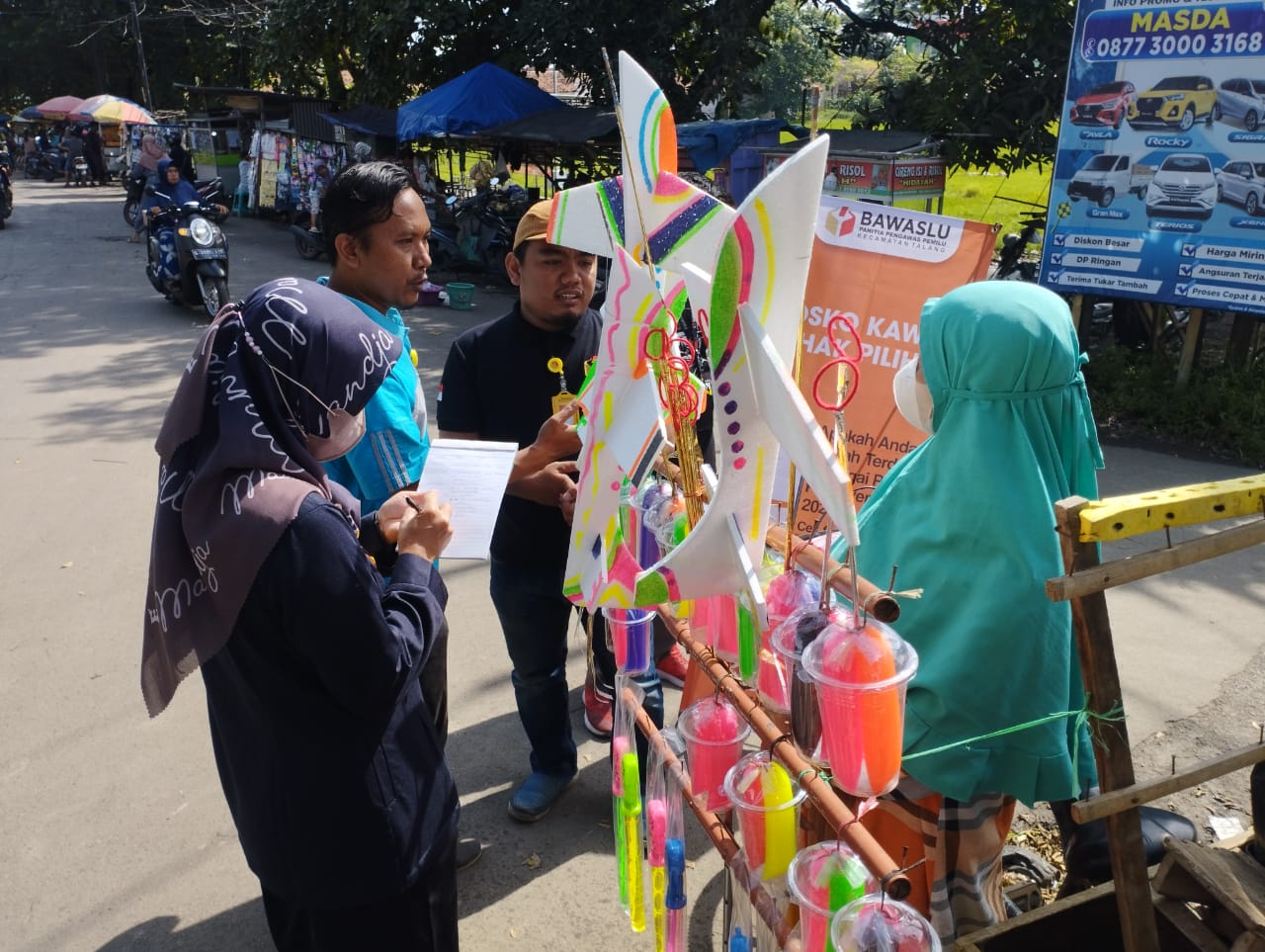 Panwaslu Kecamatan Talang Bersama dengan Penjual Mainan