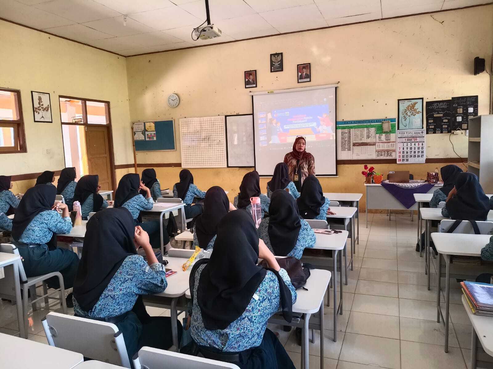 Cerdas Memilih, Berani Mengawasi: Bawaslu Kabupaten Tegal Adakan Sosialisasi di SMA N 1 Warureja.