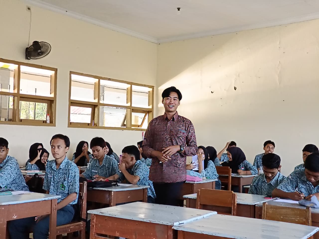 Tingkatkan Kesadaran Demokrasi di Kalangan Pelajar, Bawaslu Kabupaten Tegal menggelar kegiatan Sosialisasi Pengawasan Pemilu Partisipatif Bawaslu Goes To School di SMA N 1 Warureja