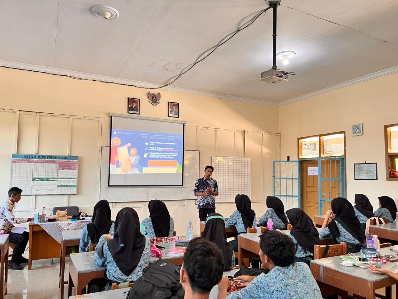 Bawaslu Kabupaten Tegal Dorong Pemilih Pemula Jadi Pengawas Partisipatif Melalui Program Goes to School
