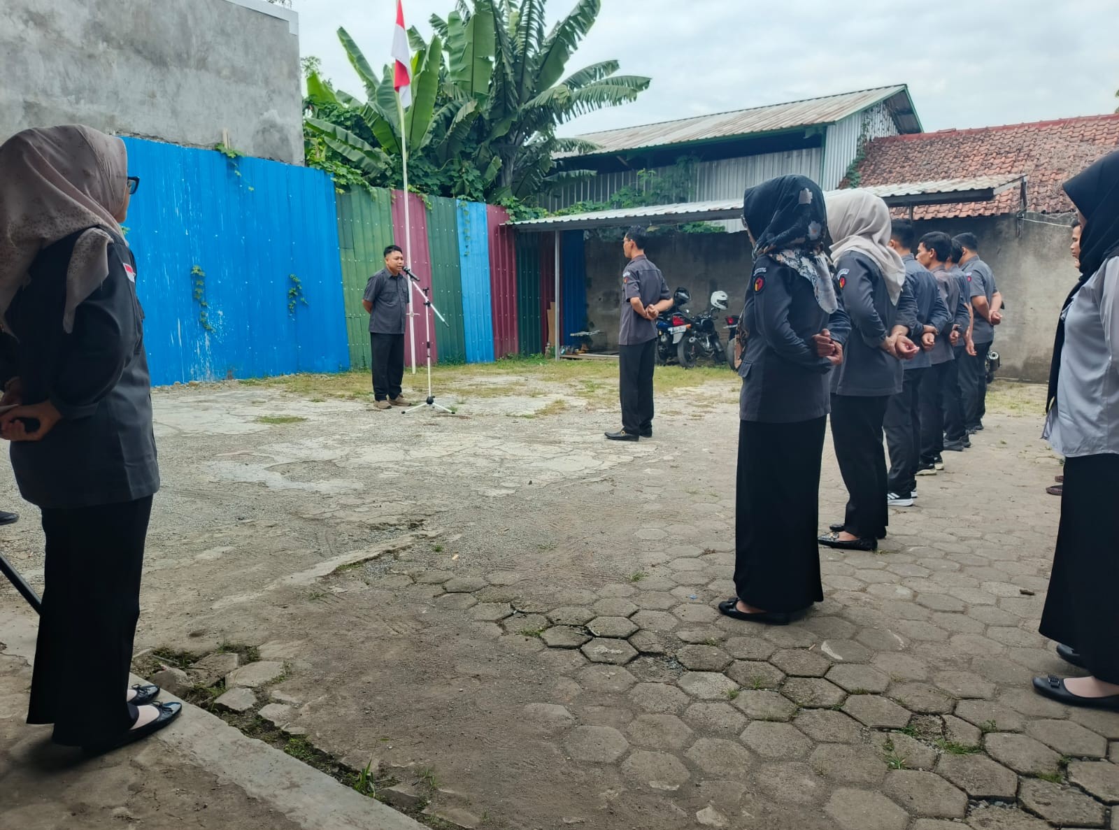 Bawaslu Kabupaten Tegal Gelar Apel Rutin, Kepala Sekretariat Tekankan Semangat Positif dan Kinerja Kolaboratif