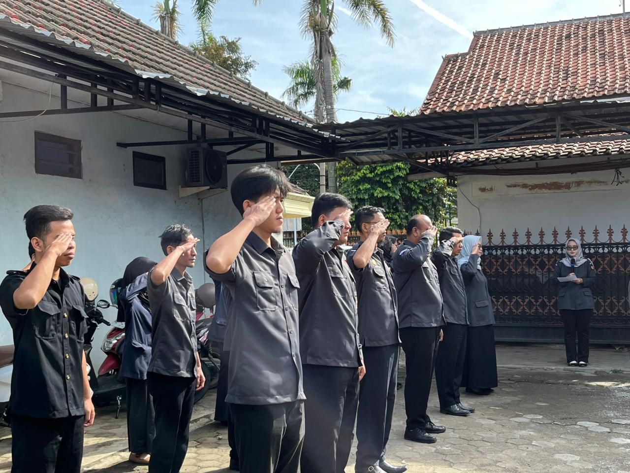 Apel Pagi Bawaslu Tegal: Penguatan Disiplin, Profesionalitas, dan Pembinaan Mahasiswa Magang