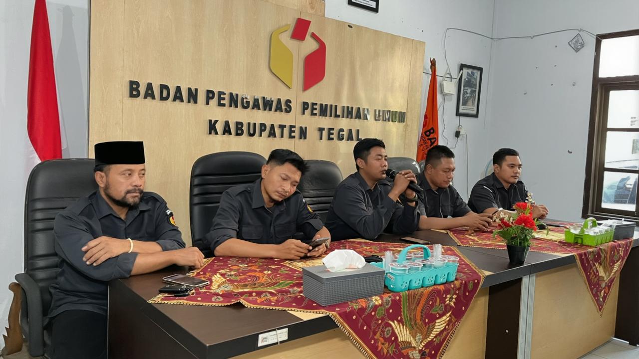 Tegal - Bawaslu Kabupaten Tegal menggelar rapat internal pada Senin, 24 November 2025, yang dipimpin oleh Anggota Bawaslu Kabupaten Tegal Dedi Kusdiyanto, S.T., dan diikuti oleh Anggota Bawaslu Kabupaten Tegal Lainya. Rapat diawali dengan arahan dari para pimpinan yang menekankan pentingnya menjaga kedisiplinan dalam bekerja, termasuk hadir tepat waktu dan melaksanakan tugas dengan penuh tanggung jawab. Setelah penyampaian arahan tersebut, rapat berfokus pada pembahasan persiapan kegiatan Penguatan Kelembag
