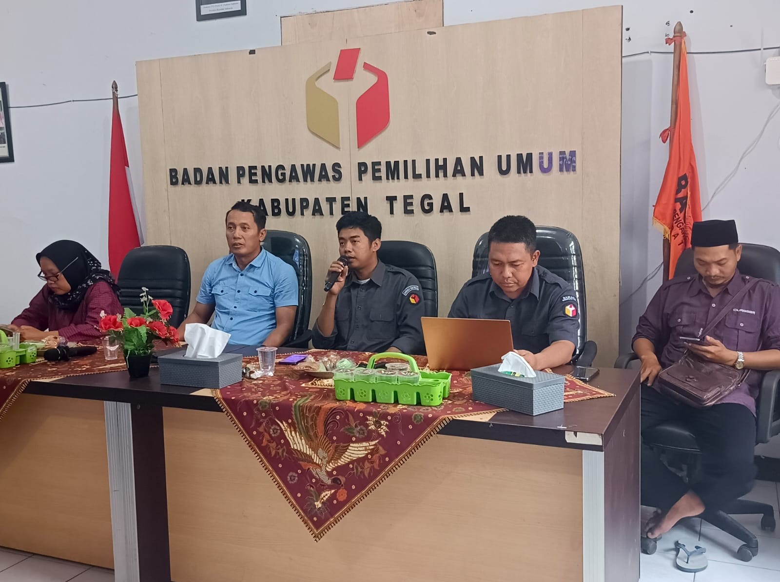 Bawaslu Kabupaten Tegal Selenggarakan Rapat Pemutakhiran Daftar Informasi Publik (DIP) Semester II, Perkuat Transparansi dan Pengelolaan Informasi Publik