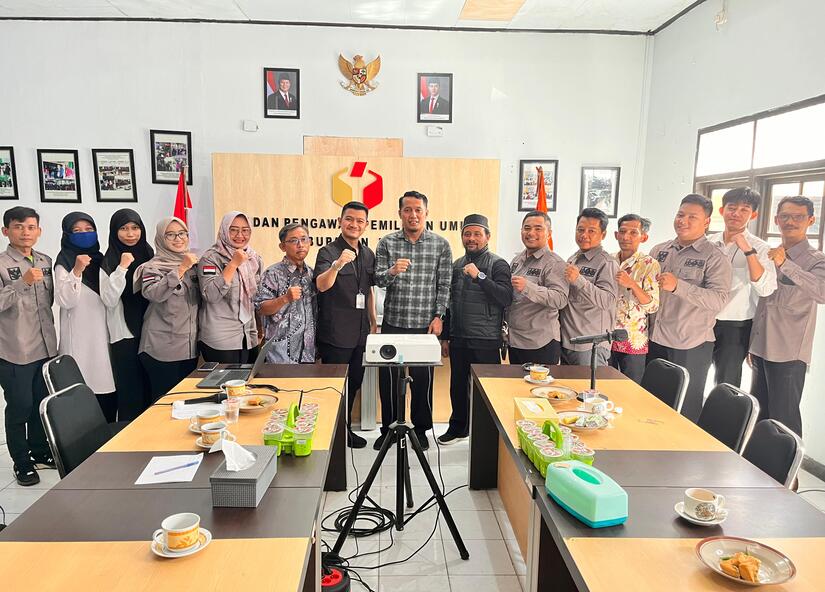 Kuasai Tata Tempat dan Tata Pakaian, Bawaslu Kabupaten Tegal Perkuat Integritas Kelembagaan : Pimpinan dan Staf Ikuti Pelatihan Protokoler Standar Bawaslu RI