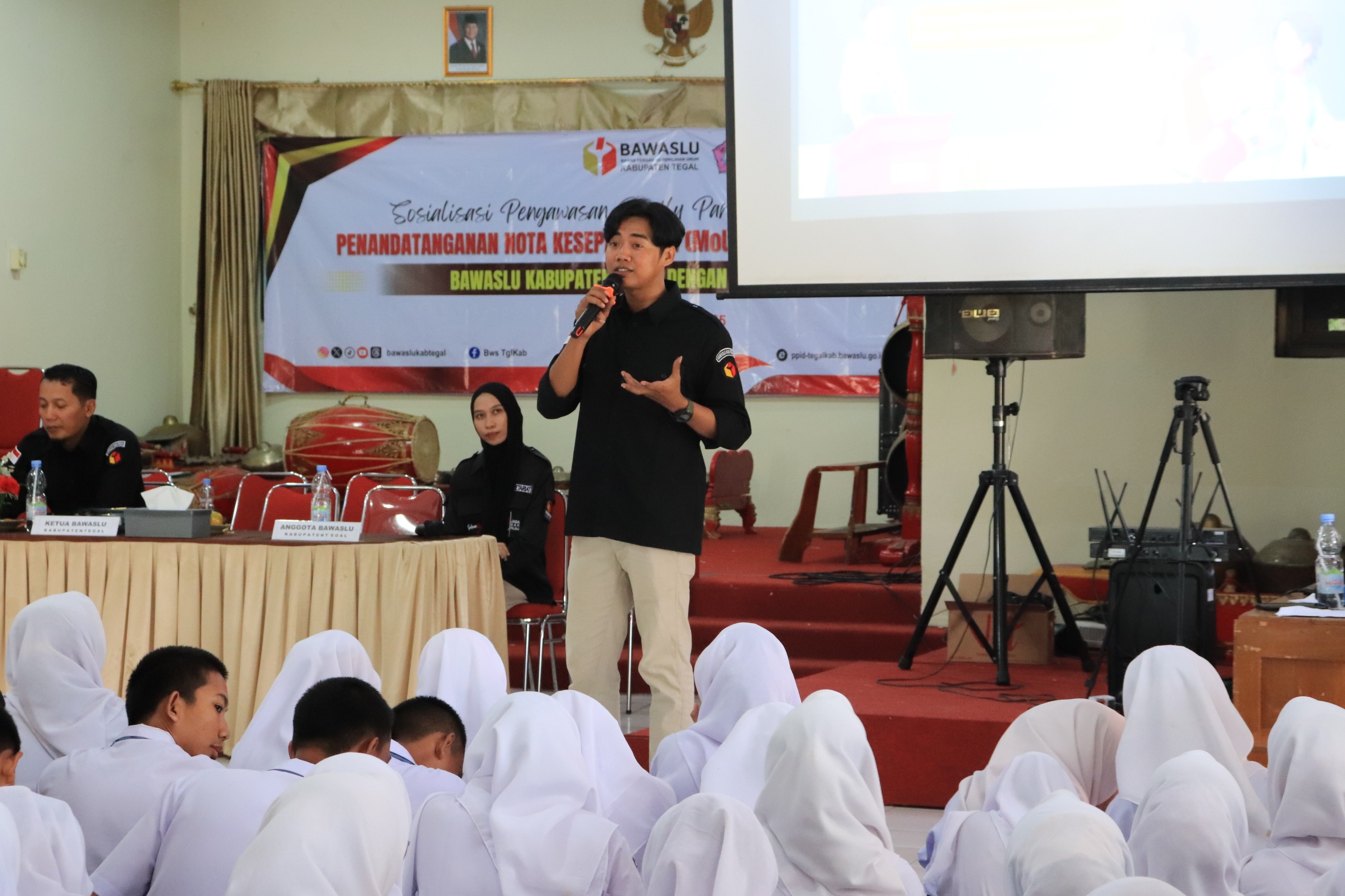 Bawaslu Kabupaten Tegal Dorong Generasi Berintegritas Lewat Sosialisasi Pengawasan Pemilu di SMK Negeri 1 Slawi